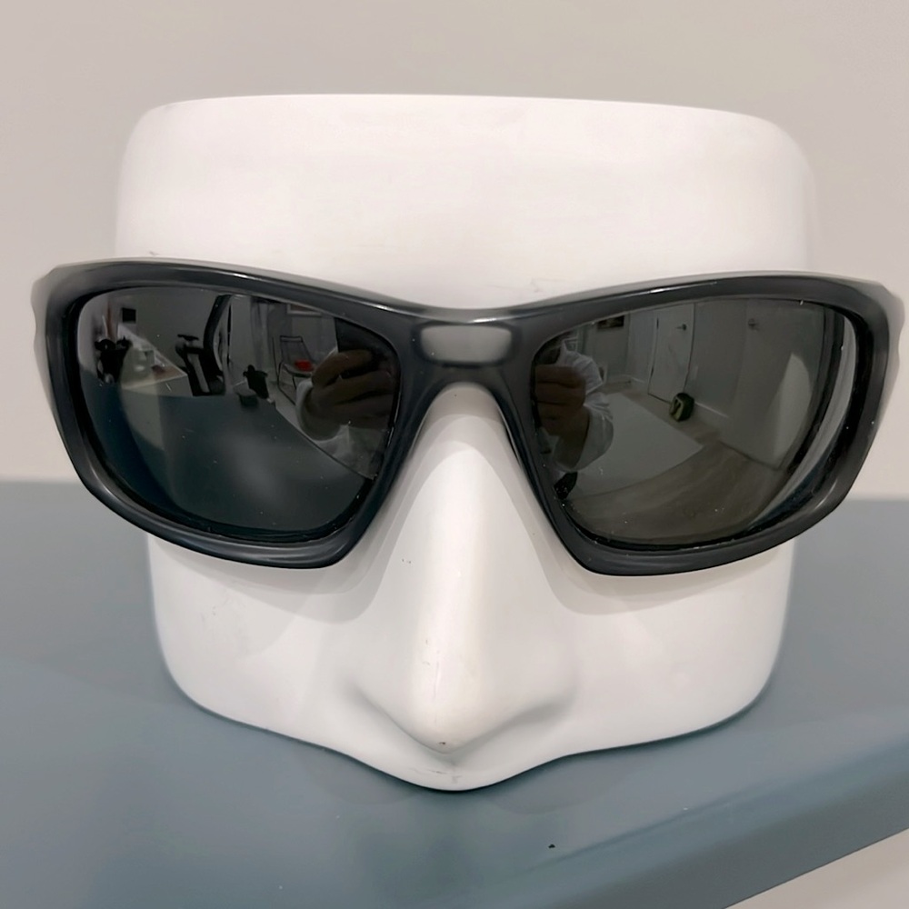 Oakley Mens Sunglasses - like new